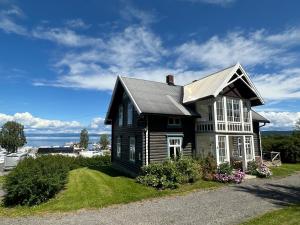 a black house with a black roof at Idylliske Evjua ved Mjøsa in Skreia