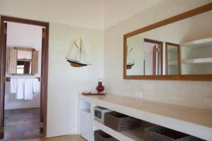 una habitación con un mostrador con espejo y un barco en la pared en Ratnakara, en Dondra East
