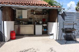 una cocina con nevera y electrodomésticos en un garaje en Totally Private glamping with private solar heated swimming pool WiFi, en Tábua