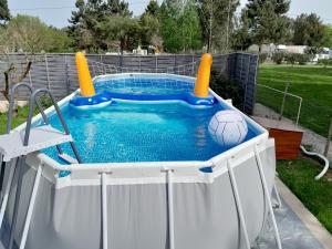 Swimmingpoolen hos eller tæt på glamping with private solar heated swimming pool