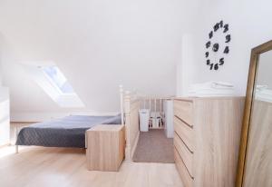 1 dormitorio con 1 cama y vestidor en Revalia Airport-Bus station Studio, en Tallin