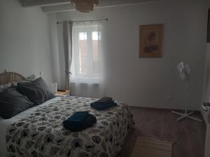 ein Schlafzimmer mit einem Bett mit zwei blauen Handtüchern darauf in der Unterkunft Maison de charme L'hirondelle en Auvergne in Champs