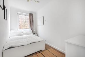 a white bedroom with a bed and a window at 2 Bed in Historic Tonbridge - 35 mins from London in Tonbridge