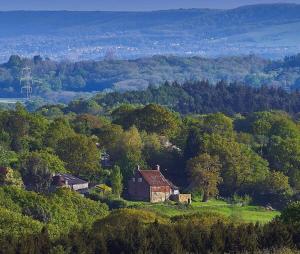 an old farm house on a hill with trees at 2 Bed in Historic Tonbridge - 35 mins from London in Tonbridge