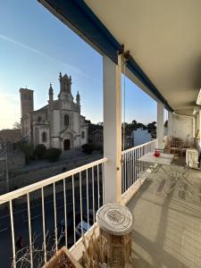 uma vista para uma igreja a partir da varanda de uma casa em Appartement Unique - Roucas Blanc em Marselha