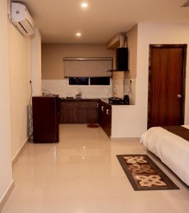 a room with a bed and a kitchen with a bed gmaxwell gmaxwell gmaxwell at Oak House in Dimāpur