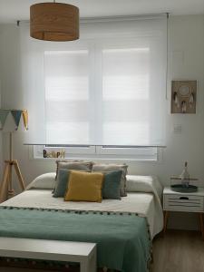 a bedroom with a bed and a window with blinds at Salberdin 6 Apartamento en nueva zona residencial en Zarautz by Egona in Zarautz
