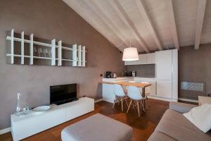 Afbeelding uit fotogalerij van WOW - amazing lake view! in Salò +16 foto's