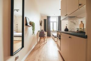 ラドムにあるPrzytulny apartament przy dworcuのキッチン(シンク、鏡付) +12枚の写真