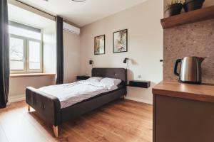 1 dormitorio con cama y ventana en Przytulny apartament przy dworcu, en Radom