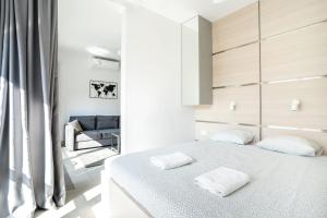 um quarto com uma cama com duas toalhas em VipWarsawApartments Chalcedon Mennica Residence em Varsóvia