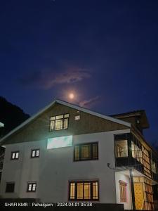 een gebouw met 's nachts een maan erop bij Hotel pahalgam star in Pahalgām