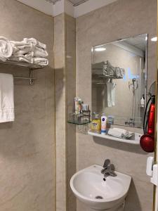 y baño con lavabo y espejo. en A25 Hotel - Đội Cấn 2, en Hanói