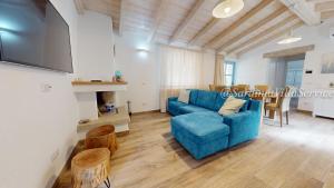 sala de estar con sofá azul y mesa en Villetta Light Blue - Aglientu, en Aglientu