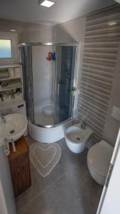 a bathroom with a shower and a toilet and a sink at MREŽNICA - ZELENA BAJKa in Generalski Stol