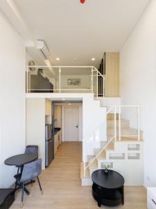 un piccolo appartamento con scala e tavolo di loft高级公寓 近jodd 夜市 500mbps Wi-Fi 双床 a Ban Wang Sai