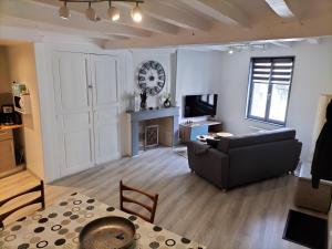 ブルグイユにあるBrume de Loireのソファと暖炉のあるリビングルーム