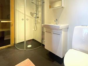La salle de bains est pourvue d'une douche, d'un lavabo et de toilettes. dans l'établissement Holiday home Mönsterås VII, à Mönsterås