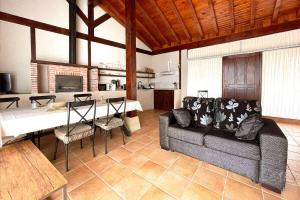 uma sala de estar com um sofá e uma cozinha com uma mesa em Villa Micaela em Lamadrid