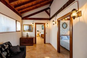 uma sala com um quarto com uma cama e um espelho em Villa Micaela em Lamadrid