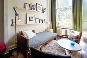 a room with a bed and a table and a window at Hadley's Bed and Breakfast in Hamburg