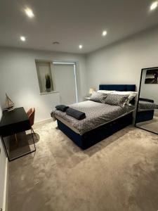 sypialnia z łóżkiem i biurkiem w obiekcie Modern house in central London w Londynie