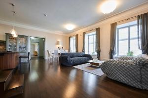 a living room with a couch and a table at Luxury apartment Baron fon Fersen in Tallinn