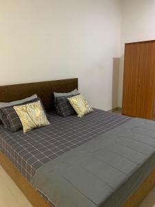 1 cama con almohadas en el dormitorio en R&R residencies en Mount Lavinia