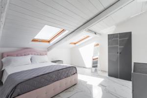 Un pat sau paturi într-o cameră la Attico Bella Napoli By Dimorra