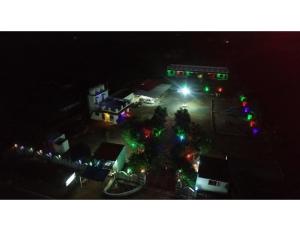 einen Ausblick über eine Straße in der Nacht mit Weihnachtsbeleuchtung in der Unterkunft Datar Farms, Jalandar in Chāndawāri