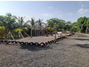 einen Park mit Spielplatz mit Schaukel in der Unterkunft Datar Farms, Jalandar in Chāndawāri