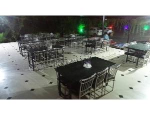 a group of tables and chairs in a restaurant at Datar Farms, Jalandar in Chāndawāri