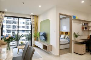 ein Wohnzimmer mit einem Bett und einem Spiegel in der Unterkunft Homestay Ocean Park Căn 2N full đồ xịn đẹp S1.03 in Gia Lâm Pho