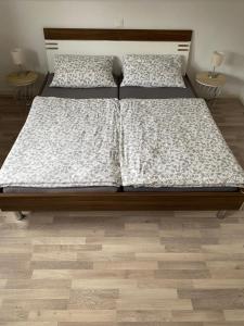 2 camas num quarto com pisos em madeira em City Ferienhaus in Neheim em Arnsberg