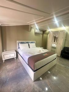 - une chambre avec un grand lit et une table de nuit dans l'établissement Sevil hotel, à Istanbul