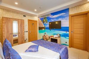 1 dormitorio con 1 cama y un mural del océano en Ardey Hotel, en Estambul