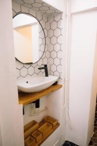 a bathroom with a sink and a mirror at L’Albizia- Centre -TV WIFI-Cozy in Narbonne