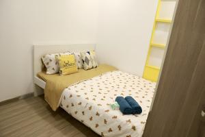 ein kleines Schlafzimmer mit einem Bett und einem Spiegel in der Unterkunft Homestay Ocean Park Căn 2N full đồ xịn đẹp S1.03 in Gia Lâm Pho
