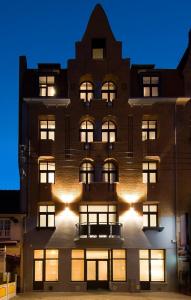 een appartementencomplex 's nachts met lichten aan bij Pol Hotel in Le Touquet-Paris-Plage