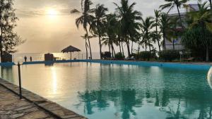 une piscine avec l'océan en arrière-plan dans l'établissement Zuri Luxe 3BR Penthouse- Silversands Beach Malindi, à Malindi 52 autres photos