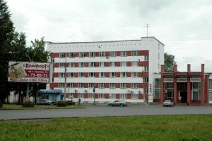 ヤロスラヴリにあるHotel Touristの白い大きな建物