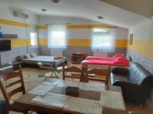 ein Wohnzimmer mit einem Sofa und einem Tisch in der Unterkunft Kettő Ciprus Appartman 2 in Hajdúszoboszló