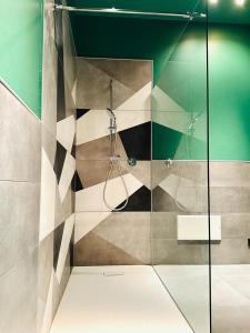 uma casa de banho com um chuveiro e uma parede de vidro em Mini Alloggi Alle Terme em Abano Terme