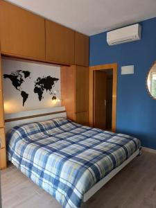 um quarto com uma cama com um mapa na parede em Star on the lake em Garda