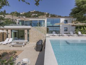 Bazén v ubytování Villa la Dolça by Rent Costa Brava nebo v jeho okolí