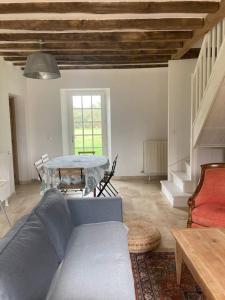 sala de estar con sofá azul y mesa en La Tibourdière : au coeur du pays des châteaux, maison au calme entre vignes et champ, en Cheverny