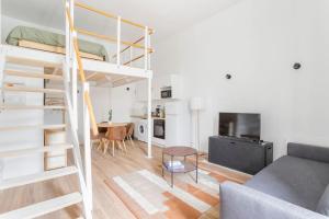 Lille Bel appartement Cosy avec Mezzanine tesisinde bir oturma alanı