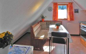 Posezení v ubytování Beautiful Apartment In Hermsdorf-erzgeb, With Wifi
