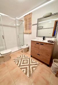 ein Bad mit einem WC, einer Dusche und einem Spiegel in der Unterkunft Apartment with sea-view in Golf Bonalba Alicante in Mutxamel