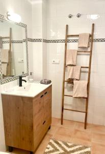 ein Badezimmer mit einem Waschbecken, einem Spiegel und einer Leiter in der Unterkunft Apartment with sea-view in Golf Bonalba Alicante in Mutxamel